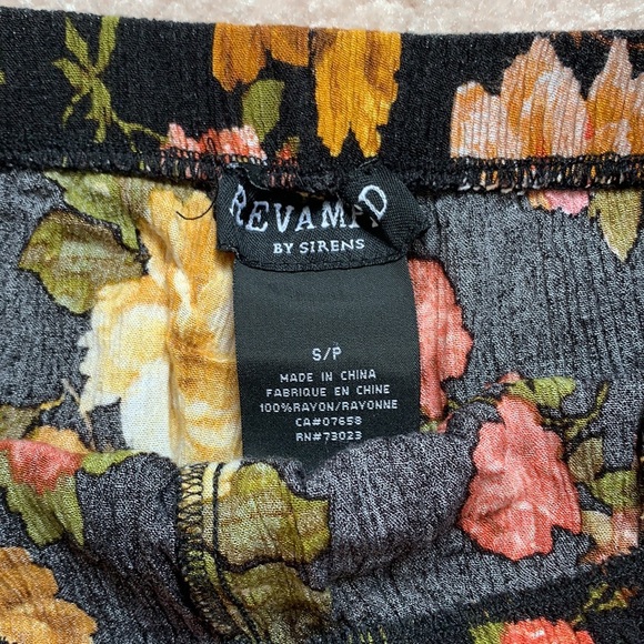 🔮2/$15🔮 Black floral print crepe shorts - Picture 3 of 3